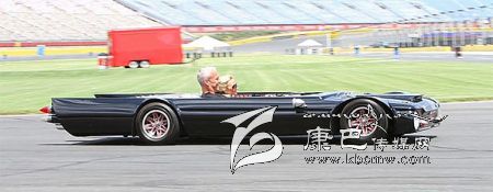 世界上最“扁”的汽車 躺著開！