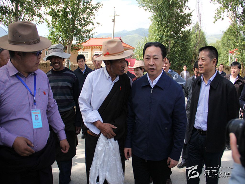 黃新初在甘孜縣調(diào)研指導(dǎo)扶貧開發(fā)工作、慰問對口支援我州的干部人才代表掠影
