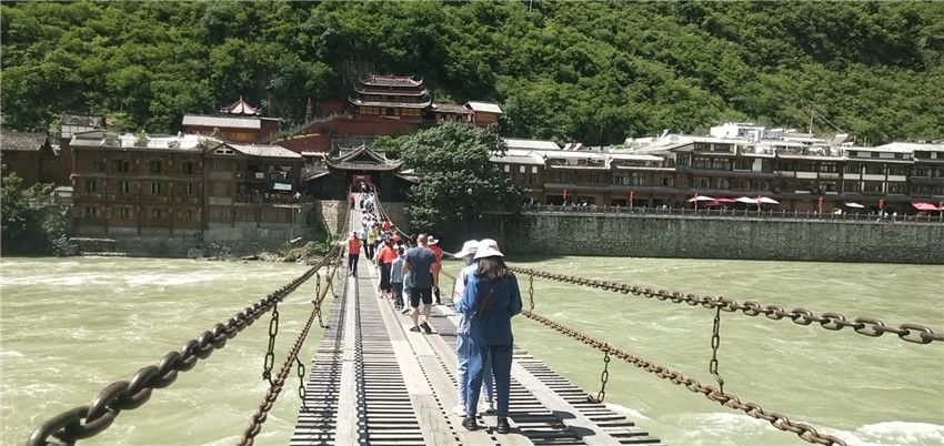 旅游.jpg 旅游.jpg