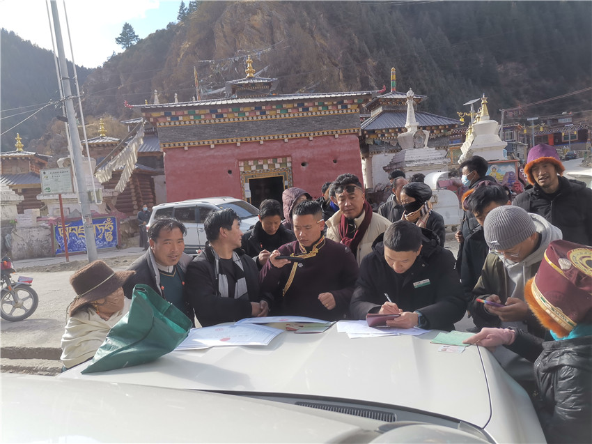 別樣的汽車銀行很接地氣，農(nóng)行德格縣支行開(kāi)展農(nóng)戶信息建檔，現(xiàn)場(chǎng)為百姓開(kāi)展金融服務(wù)。.jpg