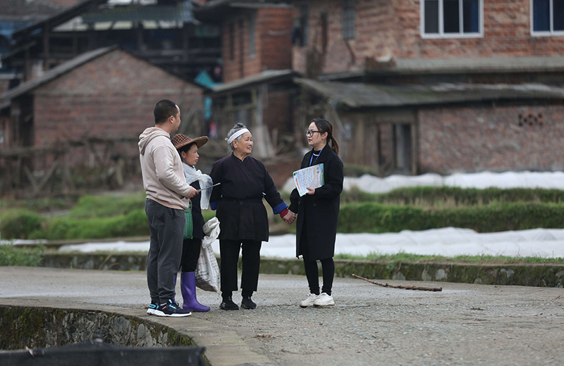 2022年3月24日，在廣西柳州市三江侗族自治縣良口鄉(xiāng)南寨村，紀(jì)檢監(jiān)察干部（右一、左一）在了解惠農(nóng)政策落實(shí)情況。