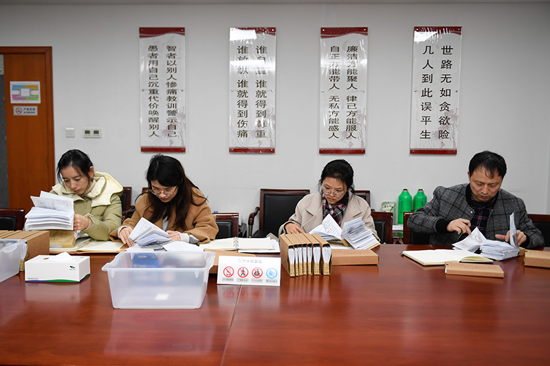 2020年1月8日，浙江寧波市北侖區(qū)紀(jì)委工作人員在檢查北侖區(qū)大數(shù)據(jù)發(fā)展管理中心2019年的公款消費(fèi)票據(jù)，查找是否存在違規(guī)問題。