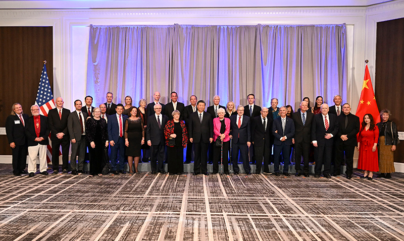 這是美國(guó)友好團(tuán)體聯(lián)合歡迎宴會(huì)開(kāi)始前，習(xí)近平主席會(huì)見(jiàn)飛虎隊(duì)和史迪威將軍后人、鼓嶺、艾奧瓦州、華盛頓州等方面友好人士代表，同他們親切交談并合影留念。