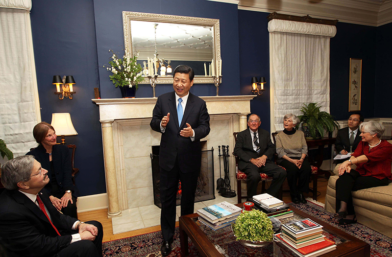 習(xí)近平2012年訪美時(shí)與老朋友敘舊場(chǎng)景。