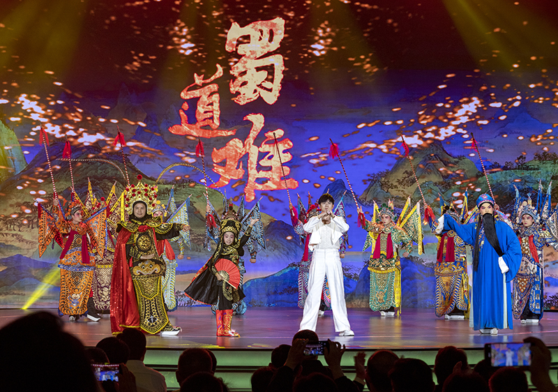 2023年10月13日，成都，“把青春華章寫(xiě)在祖國(guó)大地上”大思政課網(wǎng)絡(luò)主題宣傳和互動(dòng)引導(dǎo)活動(dòng)在四川大學(xué)舉行。