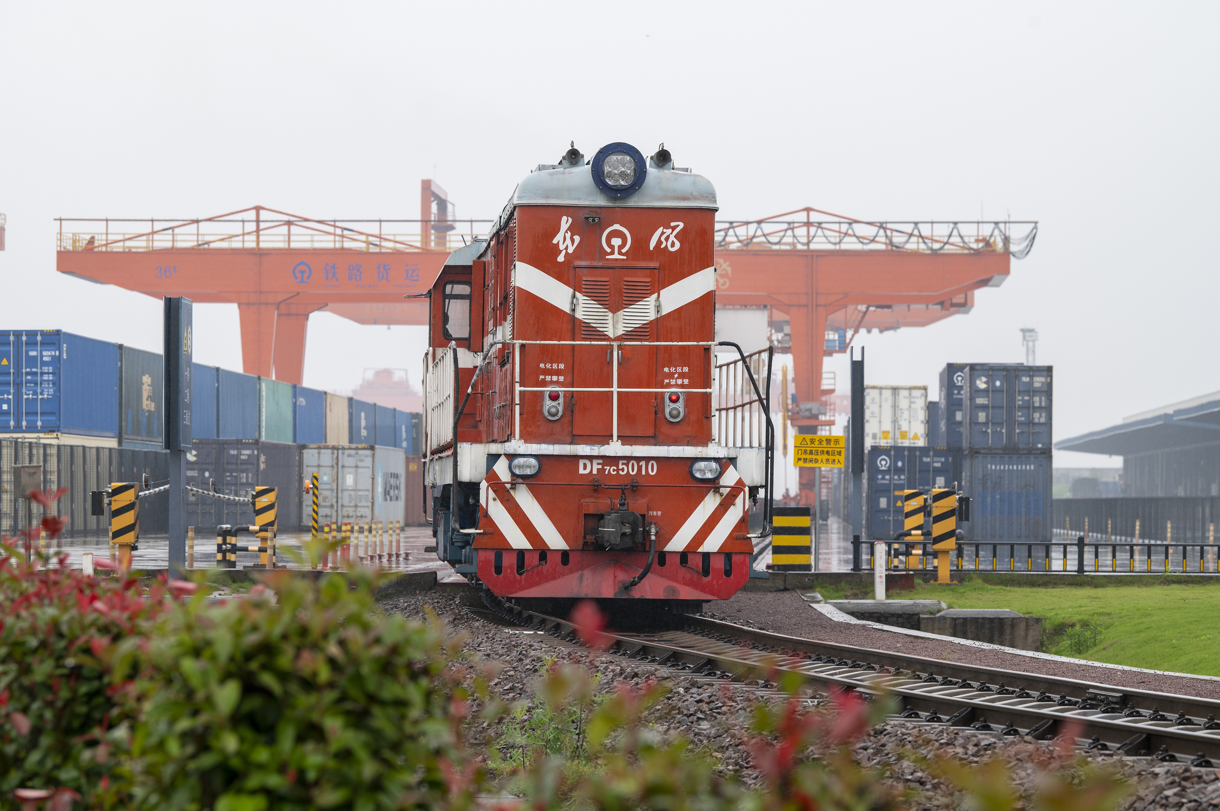 2024年5月5日，“五一”假期最后一天。在浙江省金華市金東區(qū)鐵路金華南站，一列滿載110標(biāo)箱的中歐班列緩緩啟程駛往匈牙利。