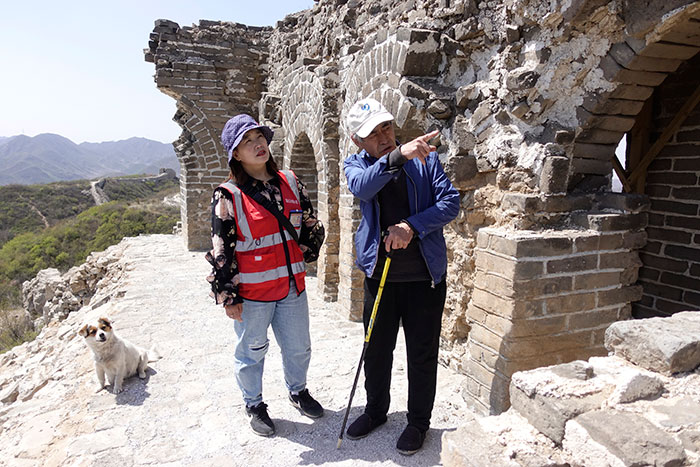 在明長(zhǎng)城遺址上，梅景田給外甥女劉紅巖講述長(zhǎng)城故事。