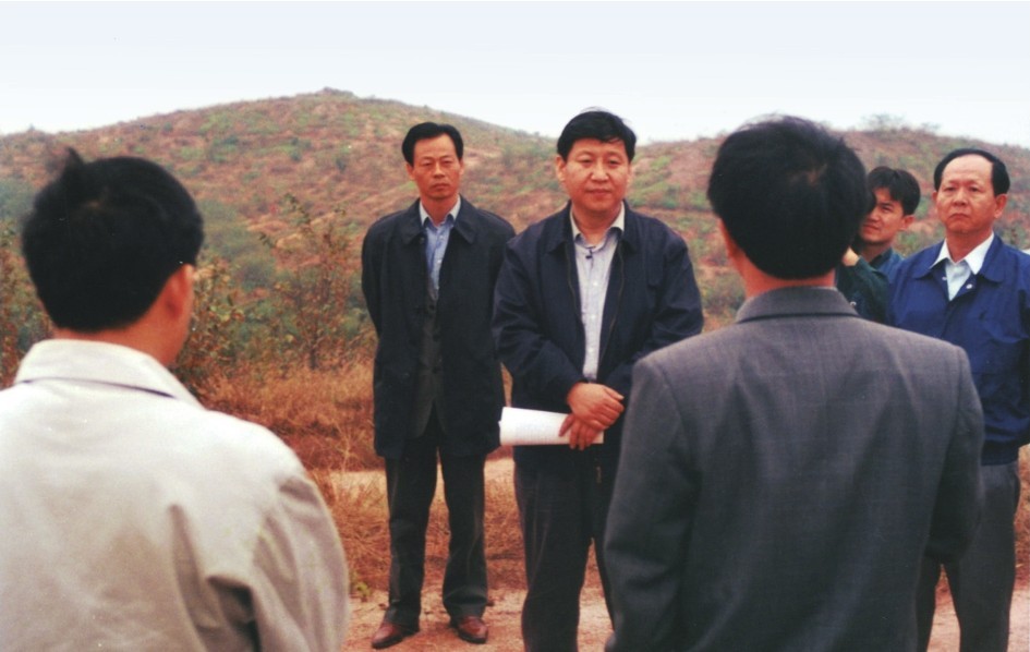 1999年11月，習近平在龍巖市長汀縣河田水土流失治理區(qū)調研。圖源：《習近平在福建（下）》