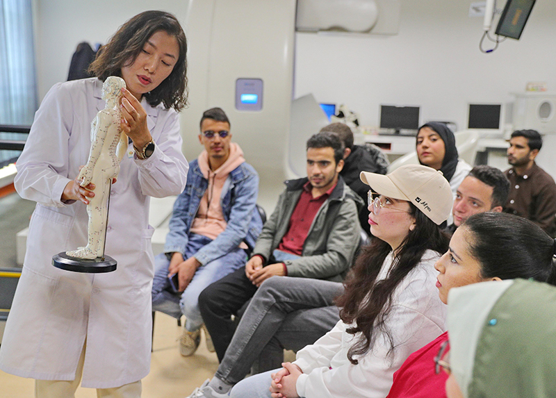 2023年4月19日，河北省秦皇島市中醫(yī)醫(yī)院醫(yī)務(wù)工作者為燕山大學(xué)外國(guó)留學(xué)生講解中醫(yī)經(jīng)絡(luò)知識(shí)。