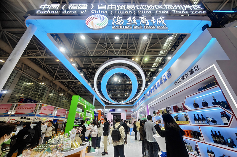 2024年3月18日，第四屆中國(guó)跨境電商交易會(huì)在福建福州開(kāi)幕。展會(huì)聚焦“鏈接跨境全流域 共建電商新生態(tài)”，集聚全國(guó)80余個(gè)外貿(mào)產(chǎn)業(yè)帶的上千家供應(yīng)鏈企業(yè)。