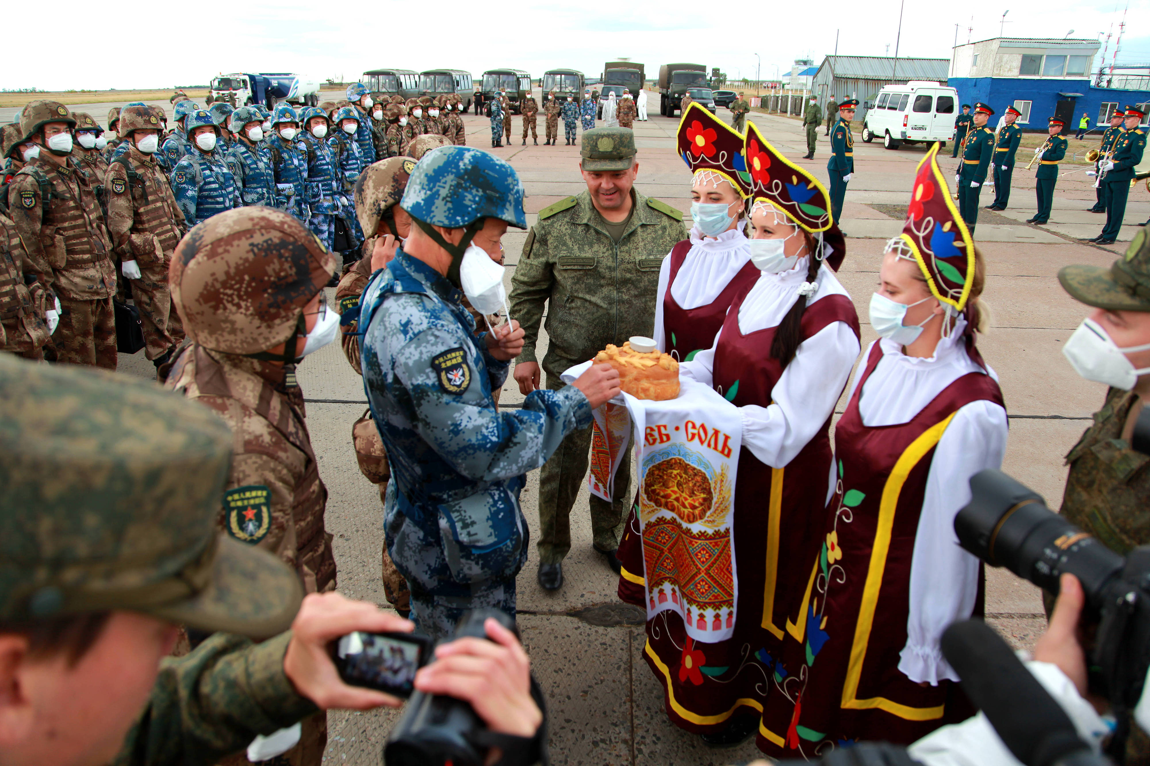 當(dāng)?shù)貢r(shí)間2021年9月10日，跨境參加“和平使命-2021”上海合作組織成員國(guó)聯(lián)合反恐軍演的中方部隊(duì)導(dǎo)演部抵達(dá)俄羅斯奧倫堡“東古茲”靶場(chǎng)演習(xí)地域。圖為俄方人員為中方人員舉行歡迎儀式。