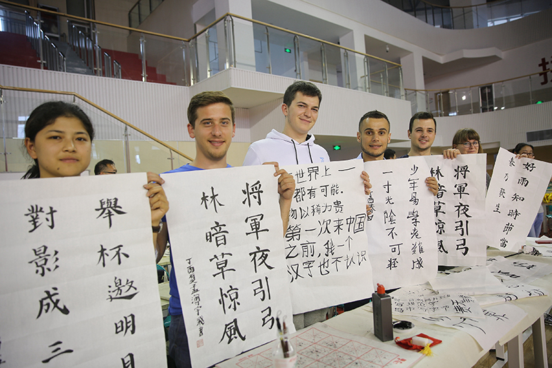 2017年6月5日，來自青島大學(xué)和中國石油大學(xué)（華東）的外國留學(xué)生在展示剛剛現(xiàn)場完成的書法作品。