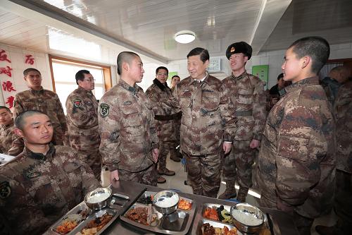 2014年1月26日中午，習(xí)近平來到連隊食堂，同戰(zhàn)士們一起用餐。新華社記者 李剛 攝