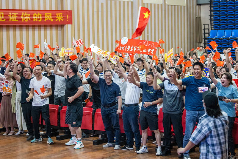 北京時間7月27日，2024年巴黎奧運(yùn)會首個比賽日，在射擊10米氣步槍混合團(tuán)體比賽中，中國選手黃雨婷/盛李豪獲得金牌。圖為黃雨婷的母校師生們通過收看奧運(yùn)直播的方式為她加油助威。