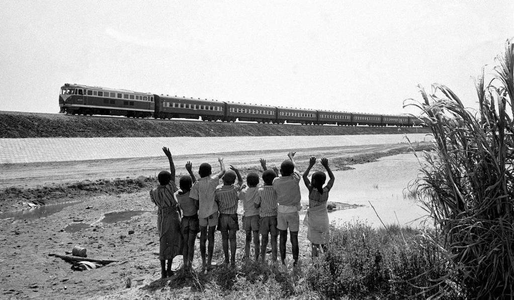 贊比亞魯西瓦西湖畔的少年兒童歡迎坦贊鐵路的列車(chē)通到他們的家鄉(xiāng)（1976年攝）。